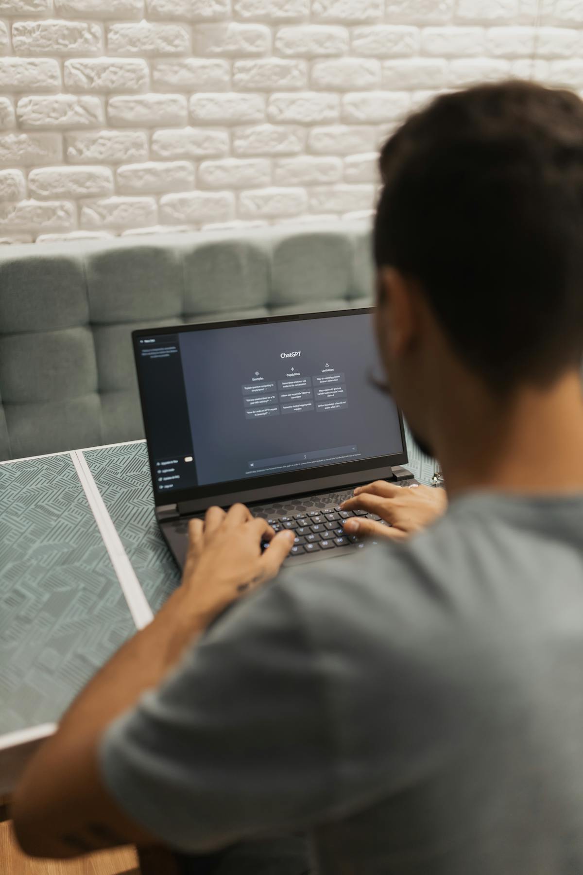 Επαγγελματικό περιβάλλον εργασίας με laptop για automation και AI workflows
