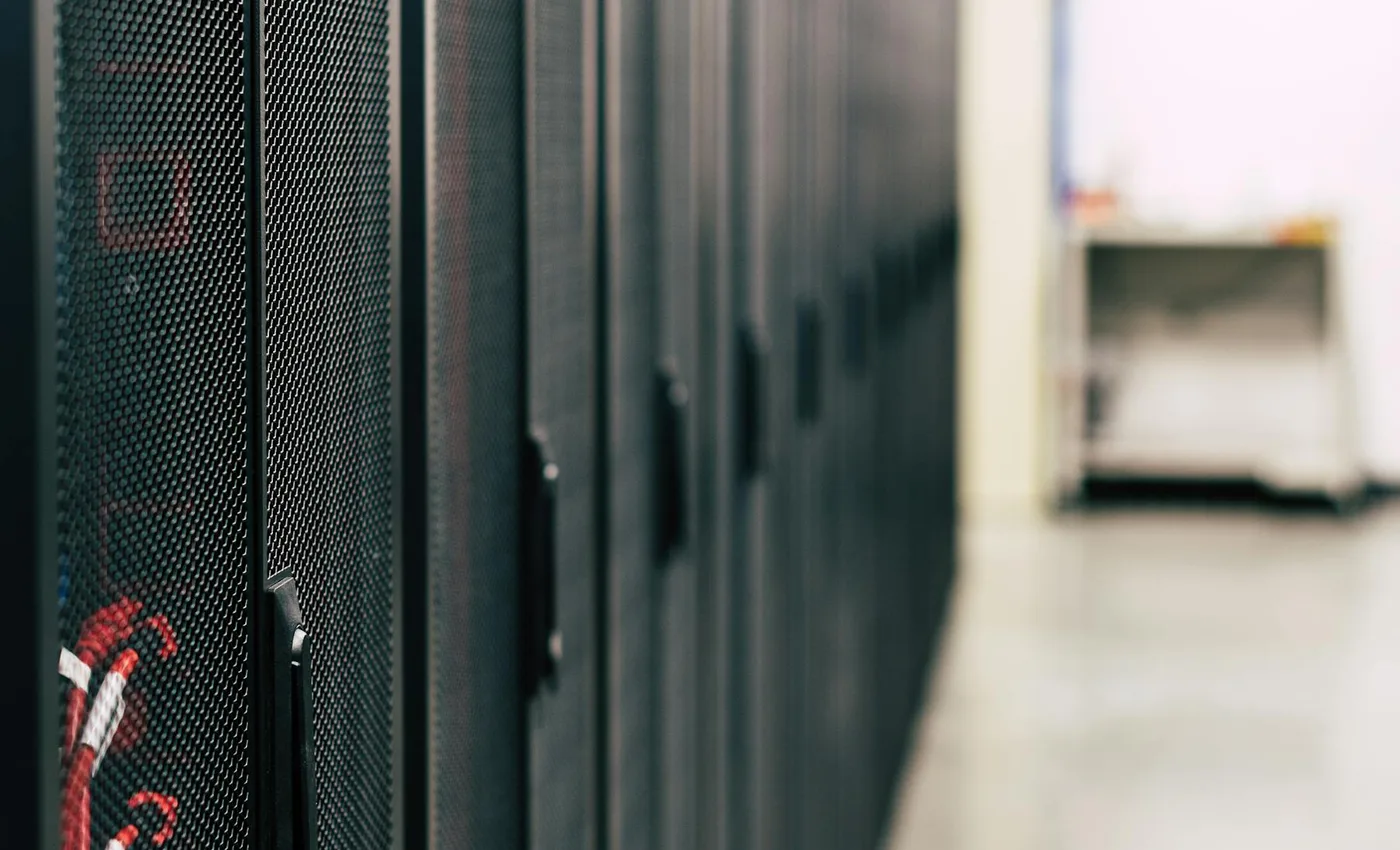 Server racks σε data center για άρθρο σχετικά με AI chips, μνήμες και κόστος υποδομών
