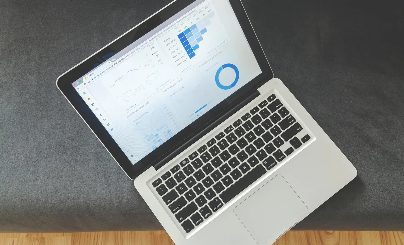Laptop με analytics και SEO δεδομένα για Google AI Overviews