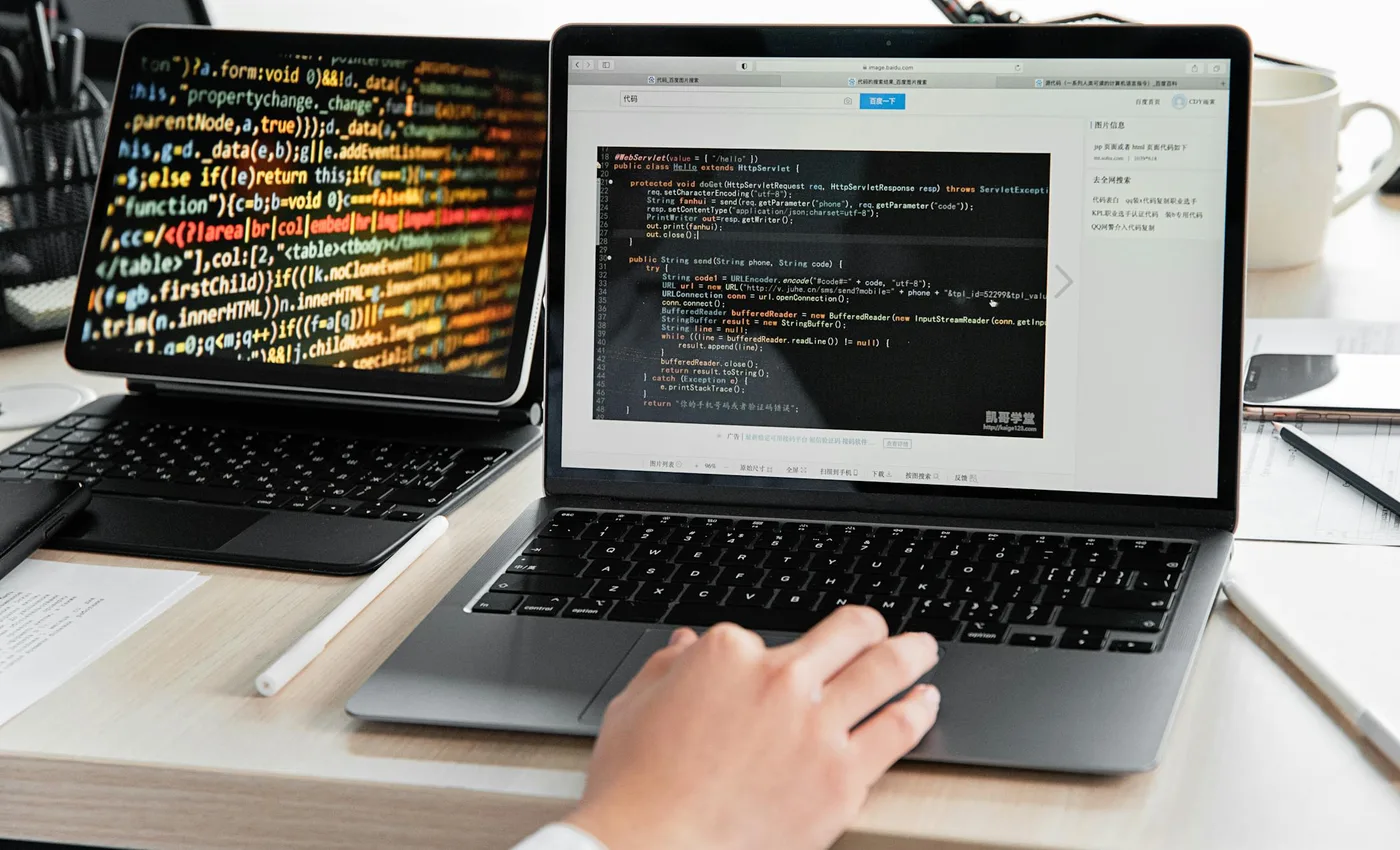 Τεχνικός ελέγχει κώδικα σε laptop για συντήρηση WordPress site