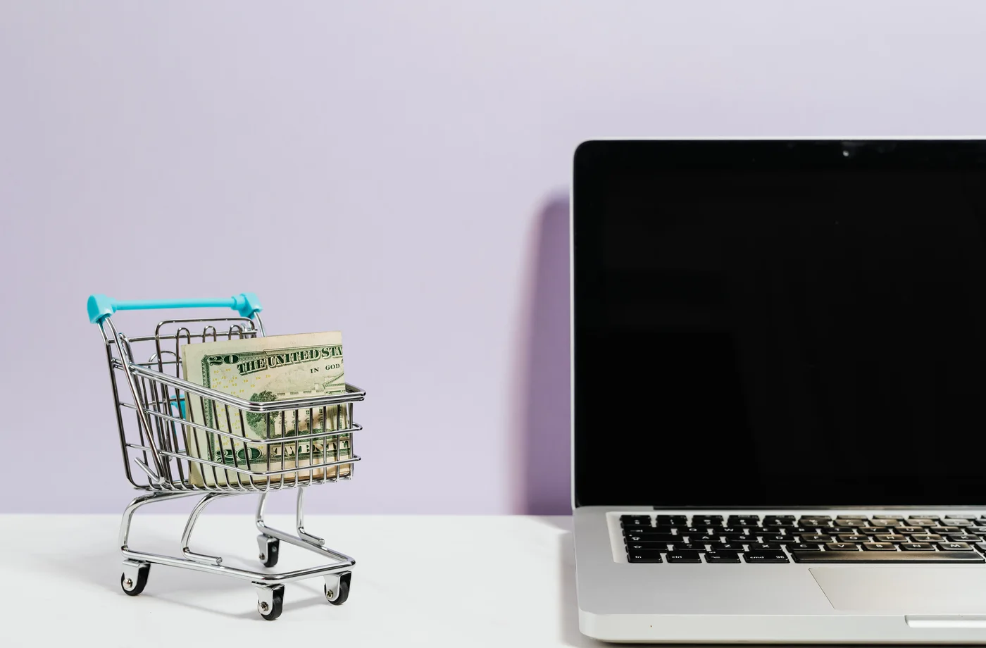 Laptop με ηλεκτρονικό κατάστημα και καλάθι αγορών για έλεγχο WooCommerce