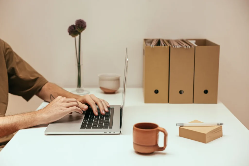 Ενδεικτική εργασία σε laptop με οργανωμένα αρχεία γραφείου